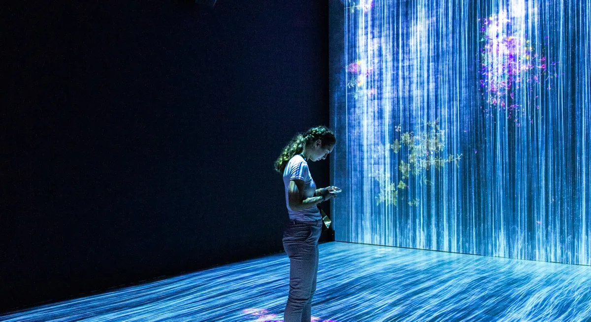 設計師用電腦進行創意工作