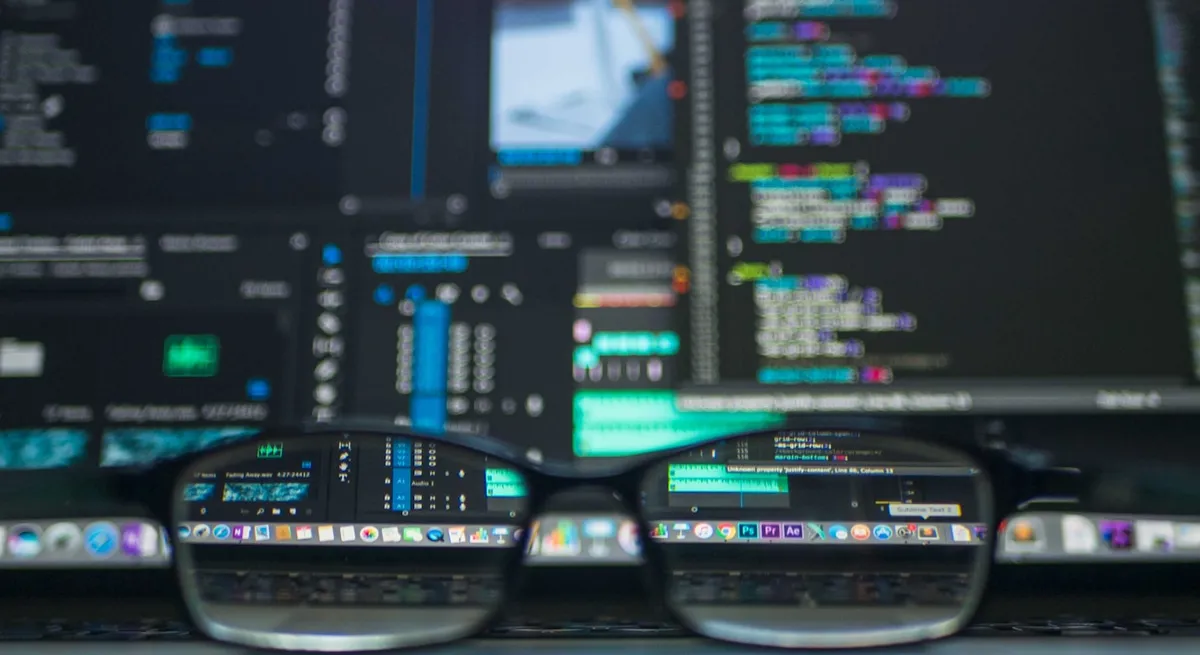 一個人在書桌前思考