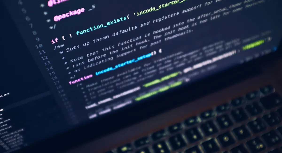 一個人戴著耳機專注地在筆電前工作