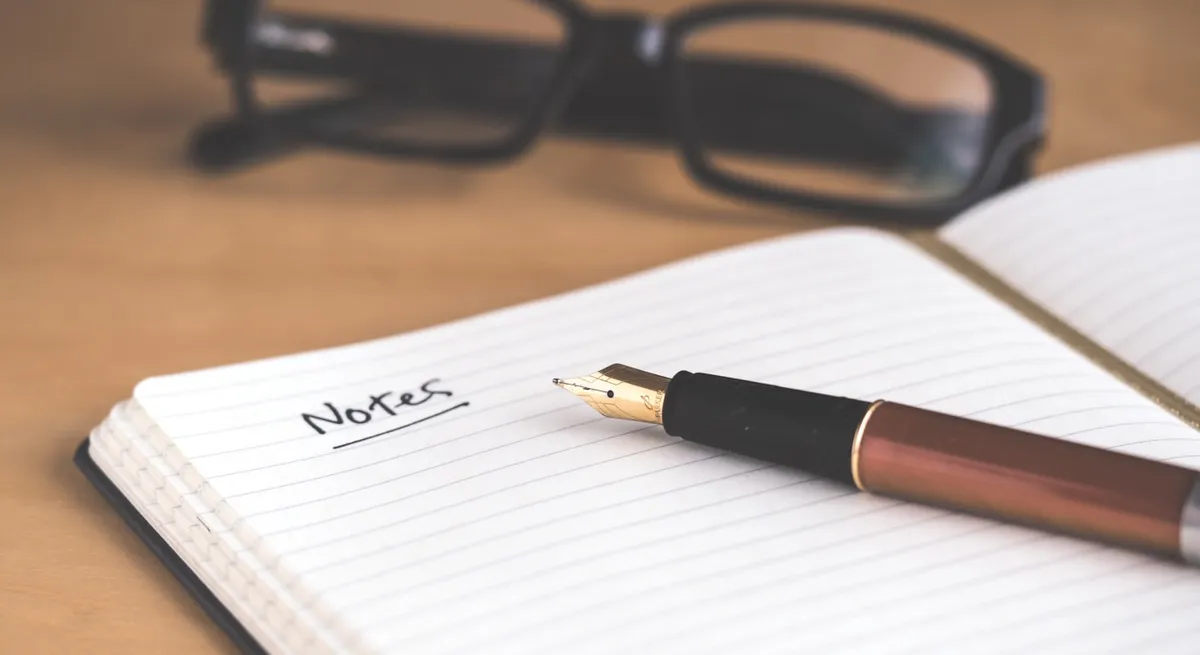 一個人在白板前整理和分類任務