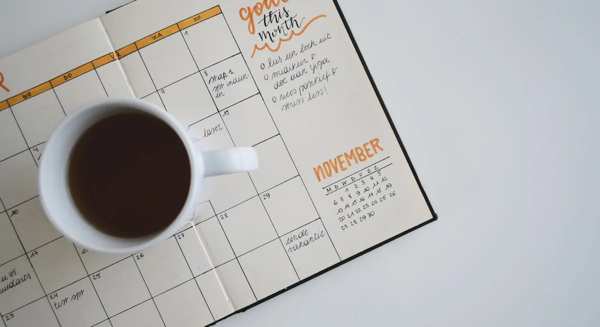 一個人在咖啡廳翻閱筆記本做週回顧